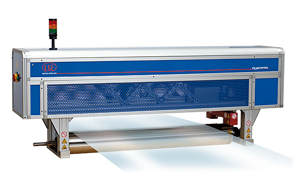 Non-contact thickness measurement in flat film extrusion