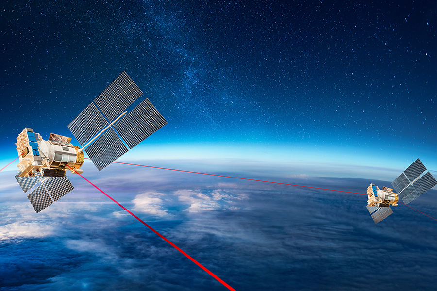 Sistemi di specchi orientabili per satelliti