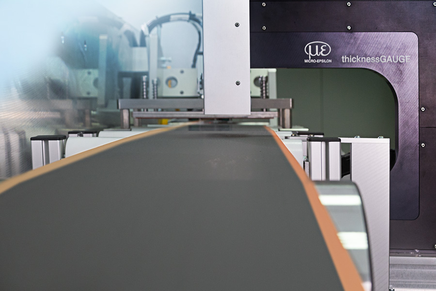 Misurazione in linea dello spessore di materiali a nastro