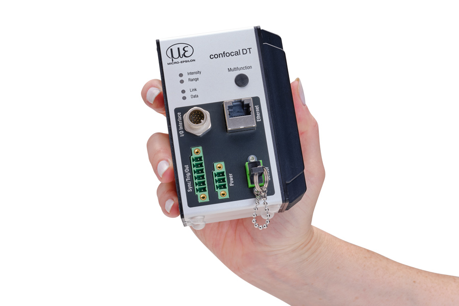 Controller IFC2416 tenuto in mano